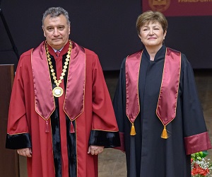 Ректорът връчи на доц. д-р Кристалина Георгиева почетното звание „Доктор хонорис кауза на УНСС“